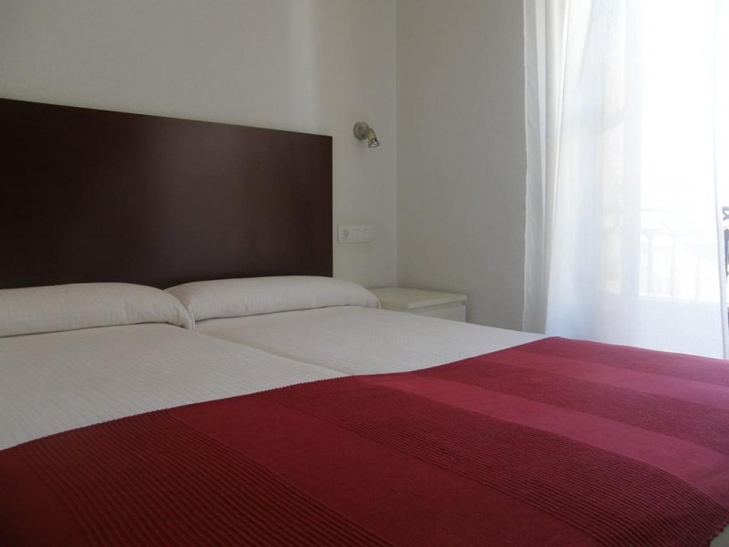 Hostal Santa Isabel Мадрид Стая снимка